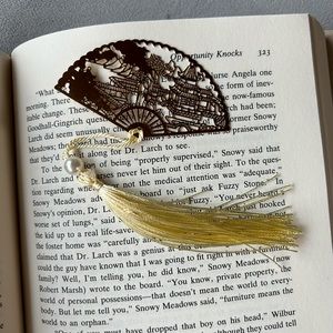 Fan Shaped Bookmark ~ Beautiful Japanese Themed Design! ~ Brand New!
